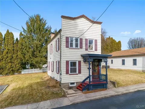 13 E Walnut St, Nazareth, PA 18064
