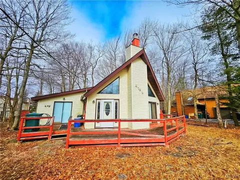 1769 Rolling Hills Dr, Coolbaugh Twp, PA 18466