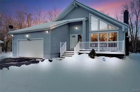 719 Country Place Dr, Coolbaugh Twp, PA 18466