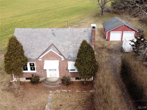 4704 Lehigh Dr, Walnutport, PA 18088