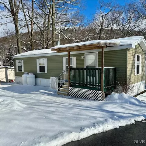 8 Indian Trl, Wind Gap, PA 18091