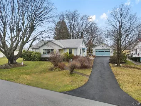 12 Ridgewood Rd, Palmer Township, PA 18045