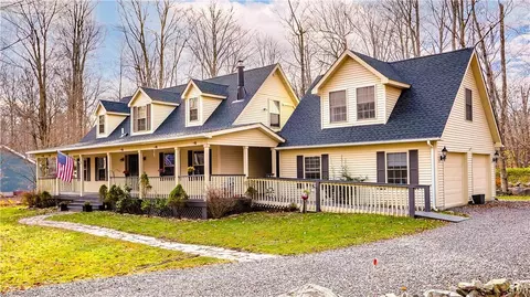 18 Maurice Dr, Big Bass Lake, PA 18424