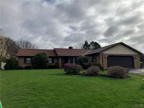 5121 Foxcroft Dr, Schnecksville, PA 18078