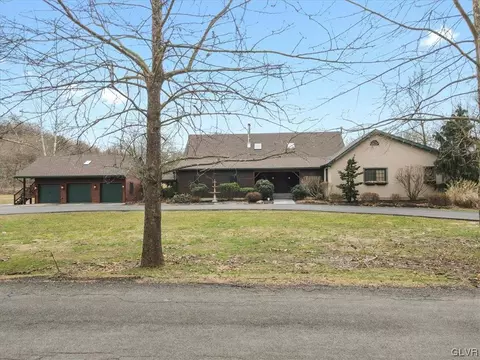 140 Old Philadelphia Rd, Riegelsville, PA 18077