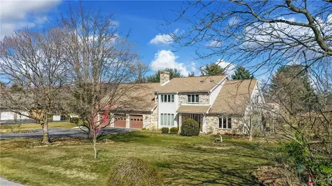 1483 Saucon Meadow Ct, Bethlehem, PA 18015