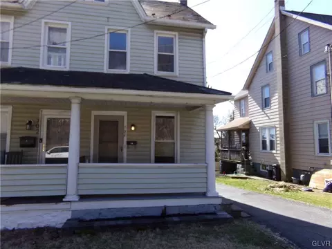 704 W Pennsylvania Ave, Pen Argyl, PA 18072