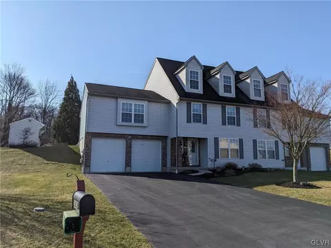 3438 Fury Ct, Slatington, PA 18080