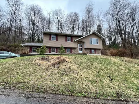 4605 Maple Dr, Walnutport, PA 18088