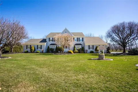 2101 Schroettner Cir, Nazareth, PA 18064