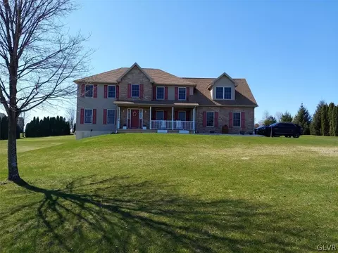 1645 Kings Ct, Pen Argyl, PA 18072