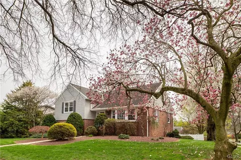 1664 Dauphin Ave, Wyomissing, PA 19610