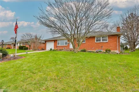 3507 Center St, Hokendauqua, PA 18052