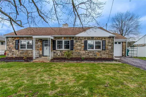 808 Hickory Ln, Palmer Township, PA 18045