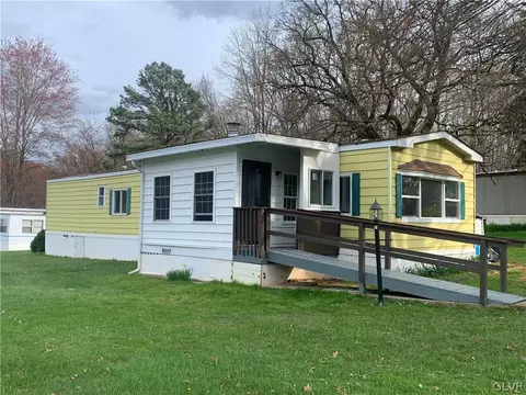 188 Creekside Manor Dr, Lehighton, PA 18235