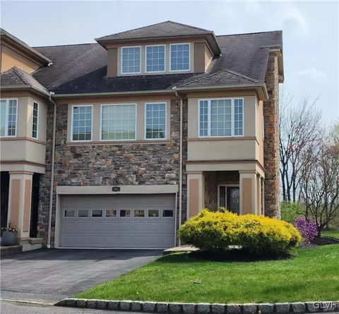 906 Greenhouse Dr, Bethlehem, PA 18017