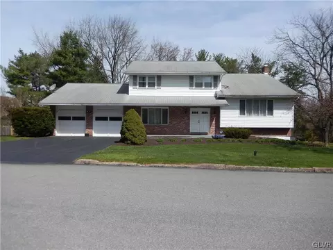 13 Devon Dr, Palmer Township, PA 18045