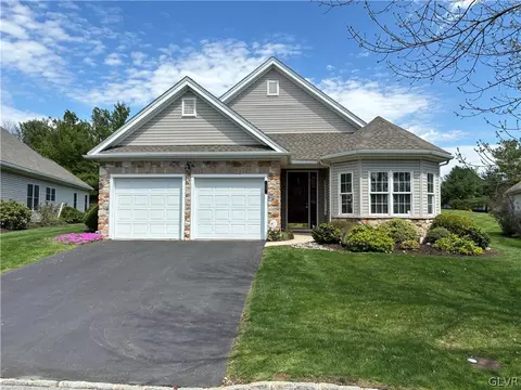 52 Glenmoor Cir N, Palmer Township, PA 18045