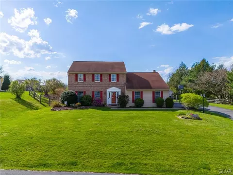 4755 Dickson Dr, Schnecksville, PA 18078