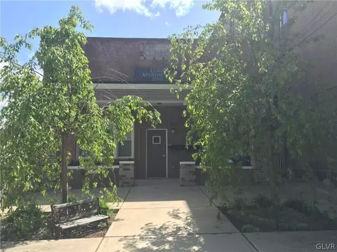 137 Garibaldi Ave, Roseto, PA 18013