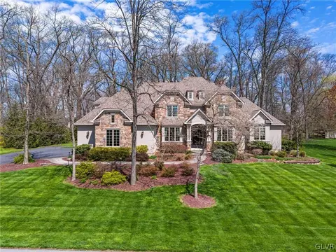 379 Manor Dr, Nazareth, PA 18064