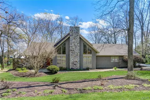 5226 Foxcroft Dr, Schnecksville, PA 18078