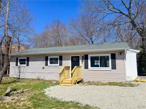 716 Country Place Dr, Coolbaugh Twp, PA 18466