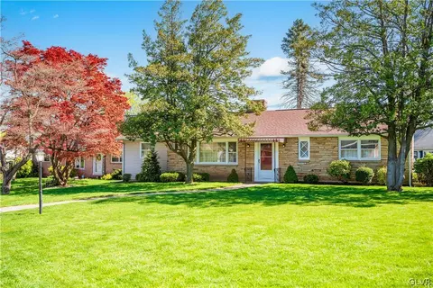 12 Old Orchard Dr, Palmer Township, PA 18045