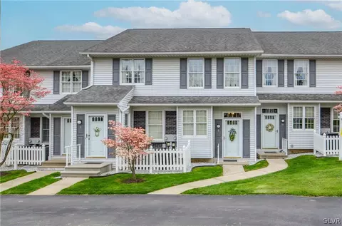 8 Lawnherst Ct, Palmer Township, PA 18045
