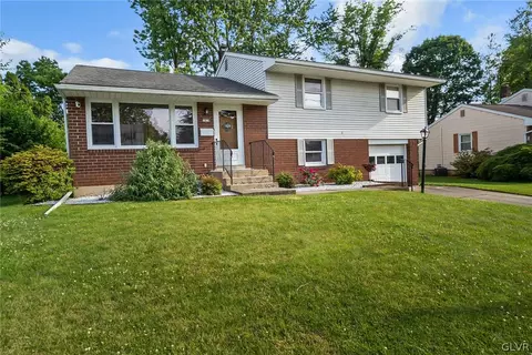 1979 Ravenwood Dr, Bethlehem, PA 18018