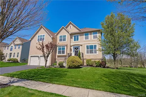 726 Yorkshire Dr, Breinigsville, PA 18031