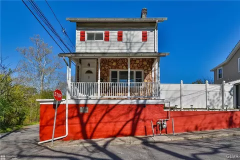 2 School St, Catasauqua, PA 18032