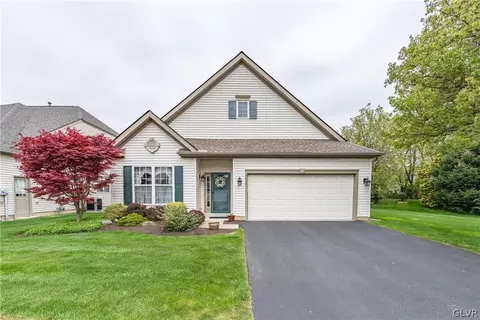 2838 Donegal Dr, Macungie, PA 18062