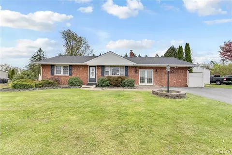 2749 Valley View Dr, Bath, PA 18014
