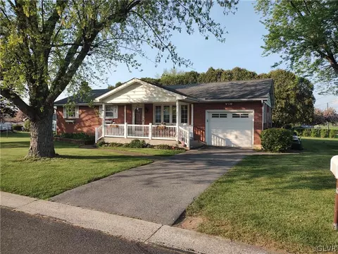 1 Victoria Dr, Bethlehem, PA 18017