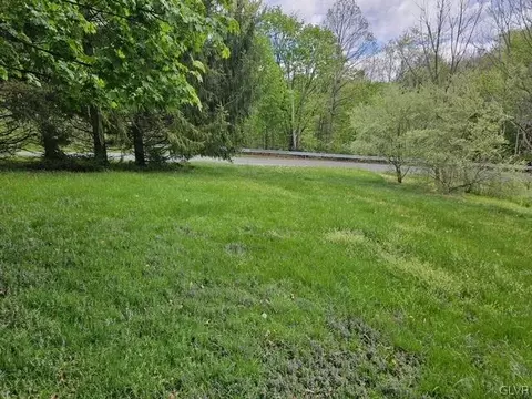 3827 Peach Dr, Lehigh Twp, PA 18038