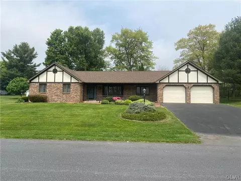 5252 Foxcroft Dr, Schnecksville, PA 18078