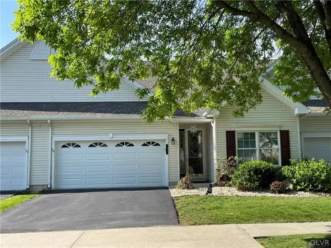 25 Glenmoor Cir N, Palmer Township, PA 18045
