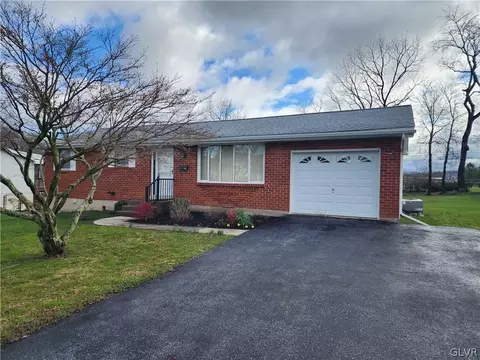 71 Hillside Dr, Coopersburg, PA 18036