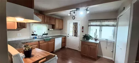 232 E High St, Hellertown, PA 18055 photo 14