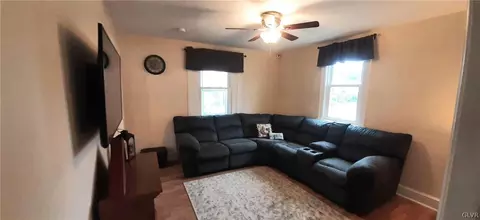 232 E High St, Hellertown, PA 18055 photo 4