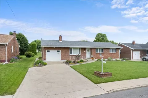 3320 N 4th St, Hokendauqua, PA 18052