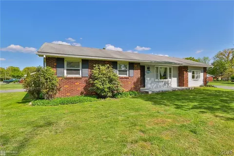 1034 Pine Tree Dr, Slatington, PA 18080