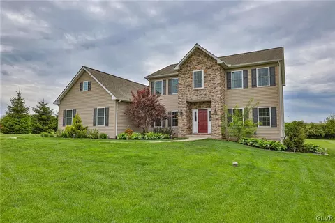 2704 New England Dr, Nazareth, PA 18064