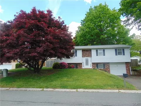 208 Overlook Dr, Pottsville, PA 17901