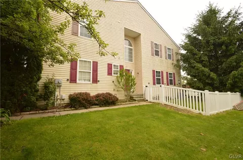 6827 Lincoln Dr, Macungie, PA 18062