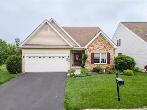 16 Glasgow Way, Palmer Township, PA 18045