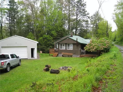 111 Sunflower Ln, Greentown, PA 18426