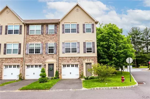 1530 Greystone Pl, Hellertown, PA 18055 photo 2