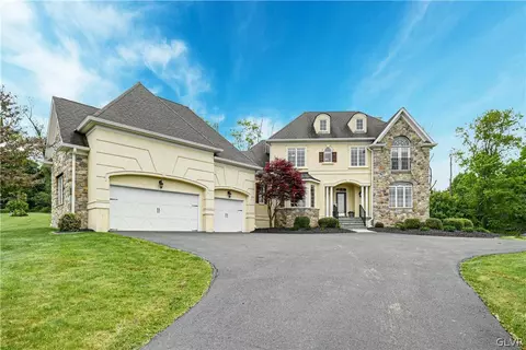 2710 Imperial Crest Ln, Hellertown, PA 18055